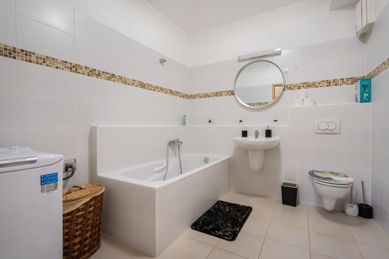 Penthouse Three Bedrooms, Three Balconies Apartment With Free Parking In Kiraly Street Будапешт Экстерьер фото